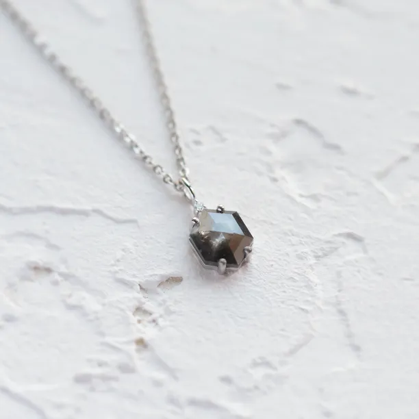 Art deco přívěsek se salt and pepper diamantem ARTIS Image