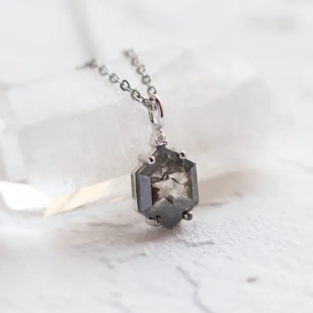 Art deco přívěsek se salt and pepper diamantem ARTIS Image