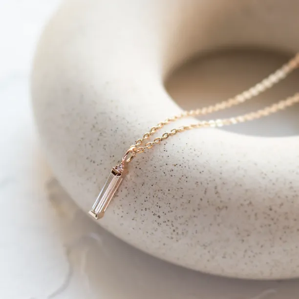 Minimalistický přívěsek s baguette moissanitem a diamantem FELICE Image