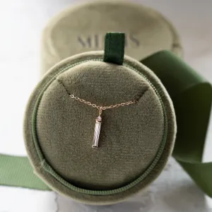 Minimalistický přívěsek s baguette moissanitem a diamantem FELICE Thumbnail