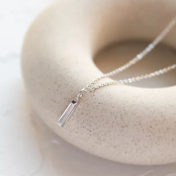 Minimalistický přívěsek s baguette moissanitem a diamantem FELICE Image