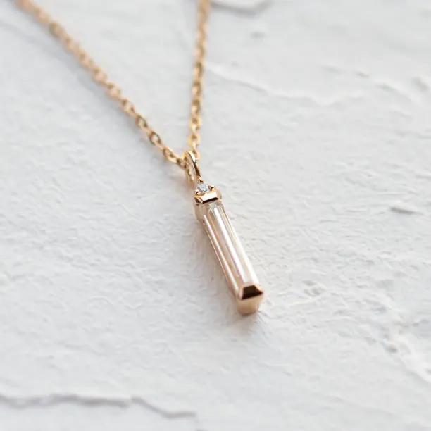 Minimalistický přívěsek s baguette moissanitem a diamantem FELICE Image