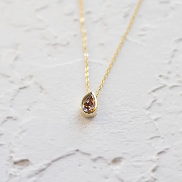 Minimalistický náhrdelník s růžovým lab grown diamantem MAEVA Image