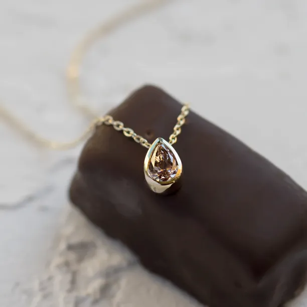 Minimalistický náhrdelník s růžovým lab grown diamantem MAEVA Image