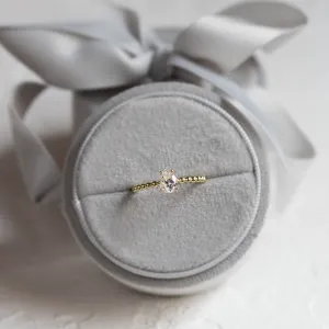 Zlatý zásnubní prsten s kuličkovou obroučkou a pear moissanitem BEAU Thumbnail