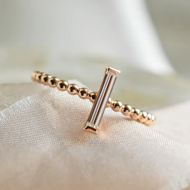 Kuličkový zásnubní prsten s baguette moissanitem ECLA Image