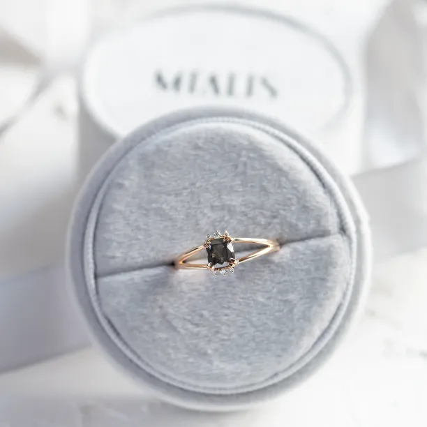 Originální prsten se salt and pepper a přírodními diamanty SALOMINA Image