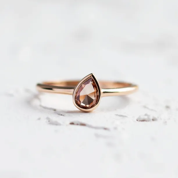 Netradiční zásnubní prsten s broskvovým laboratorním diamantem PAM Image