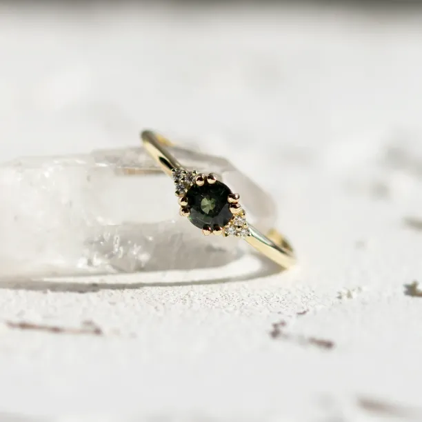 Green sapphire and diamond engagement ring MONNADA Image