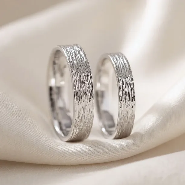 Platinové snubní prsteny s povrchem stromové kůry BRANCHI Image
