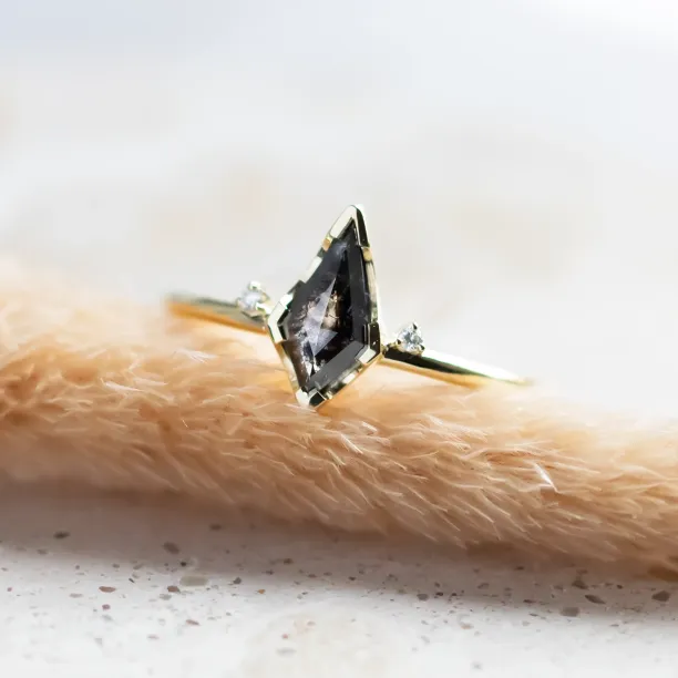 Salt and pepper and classic diamonds gold ring set DIVA Image