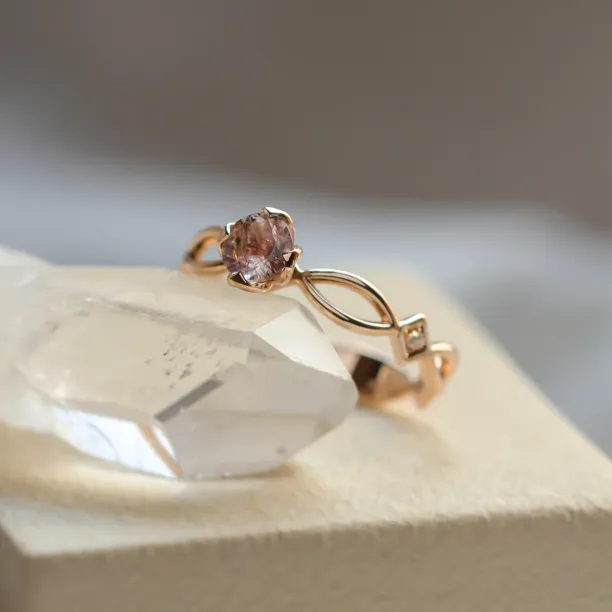 Solid gold Irish knot ring for women with strawberry quartz QUEENLY Image