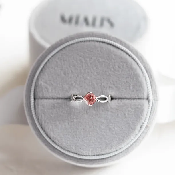 Solid gold Irish knot ring for women with strawberry quartz QUEENLY Image