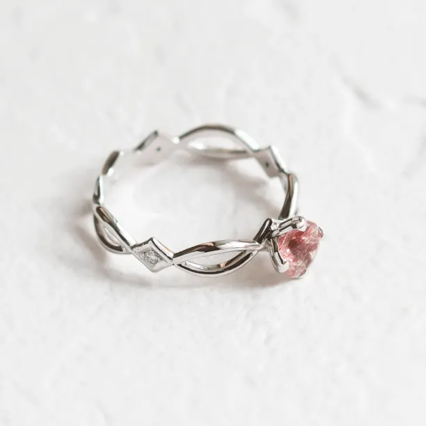 Solid gold Irish knot ring for women with strawberry quartz QUEENLY Image