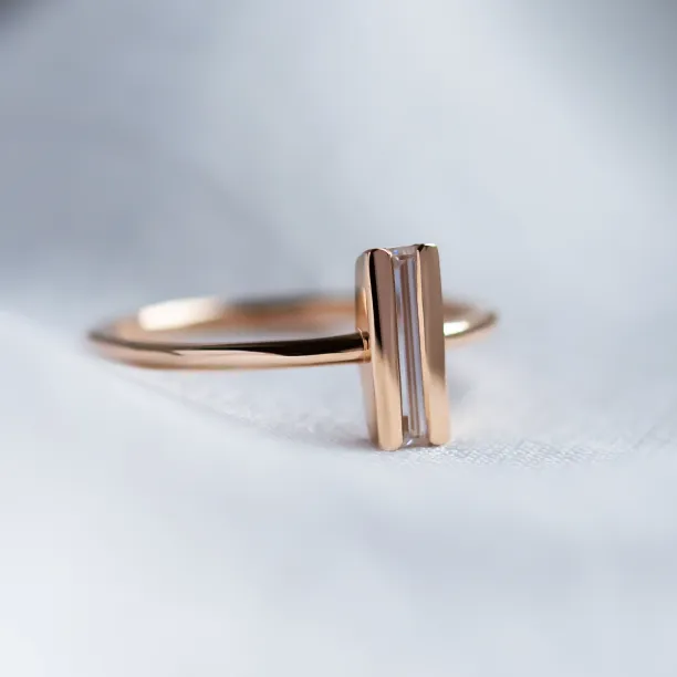 Netradiční zásnubní prsten s baguette moissanitem KATY Image