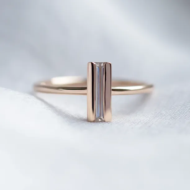 Netradiční zásnubní prsten s baguette moissanitem KATY Image