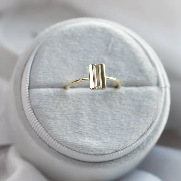 Originální zásnubní prsten s baguette moissanitem SLAVA Image