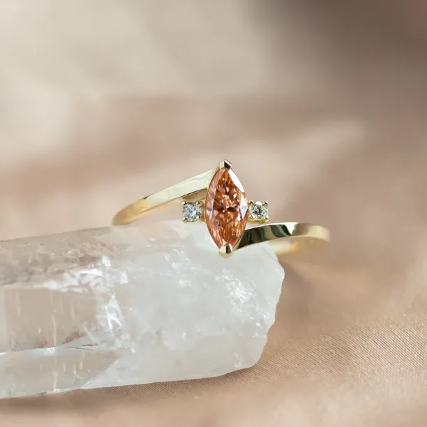 Zlatý prsten s oranžovým a bílými lab grown diamanty PESCA Image