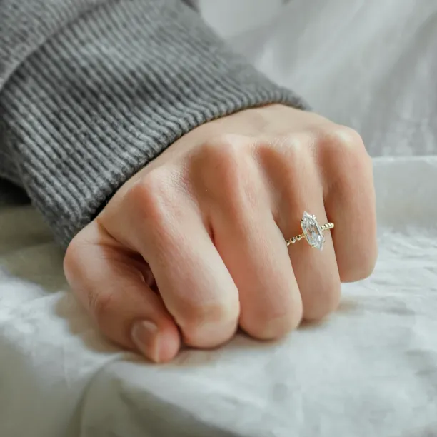 Zásnubní prsten s kuličkovou obroučkou a hexagon moissanitem ELYSE Image