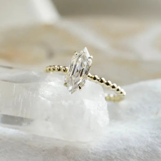 Zásnubní prsten s kuličkovou obroučkou a hexagon moissanitem ELYSE Image