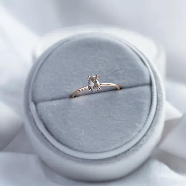 Minimalistický prsten s pear salt and pepper diamantem ELIZA Image