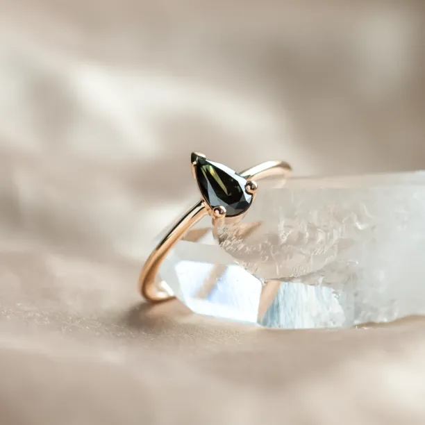 Minimalistický prsten se zeleným laboratorním diamantem ALESSA Image