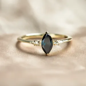 Elegantní prsten s laboratorními diamanty v bílé a modré barvě ADINA