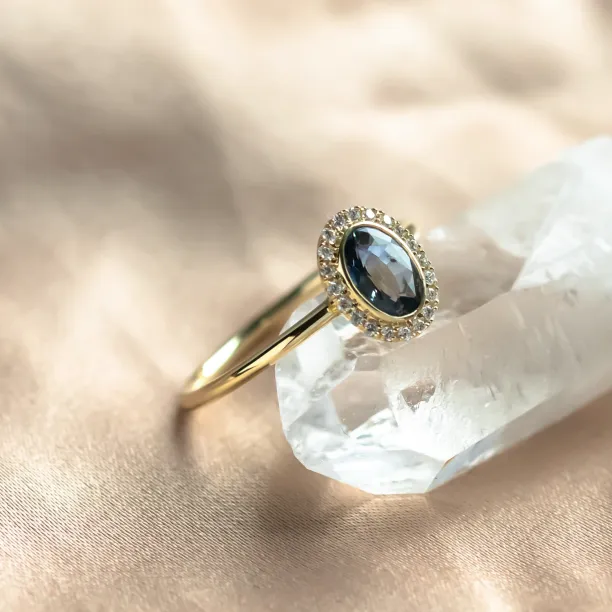 Luxusní zásnubní prsten s modrozeleným safírem a diamanty ZARITA Image