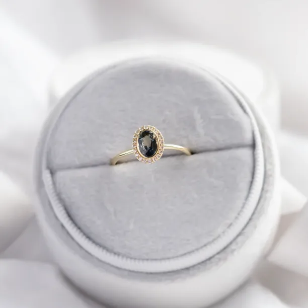 Luxusní zásnubní prsten s modrozeleným safírem a diamanty ZARITA Image