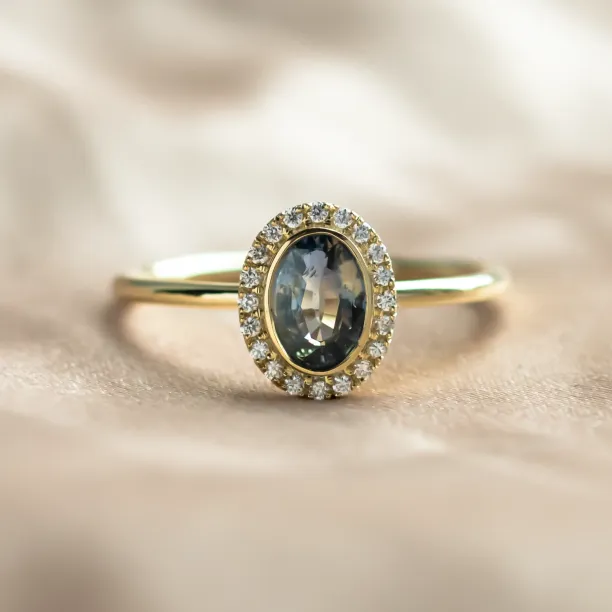 Luxusní zásnubní prsten s modrozeleným safírem a diamanty ZARITA Image