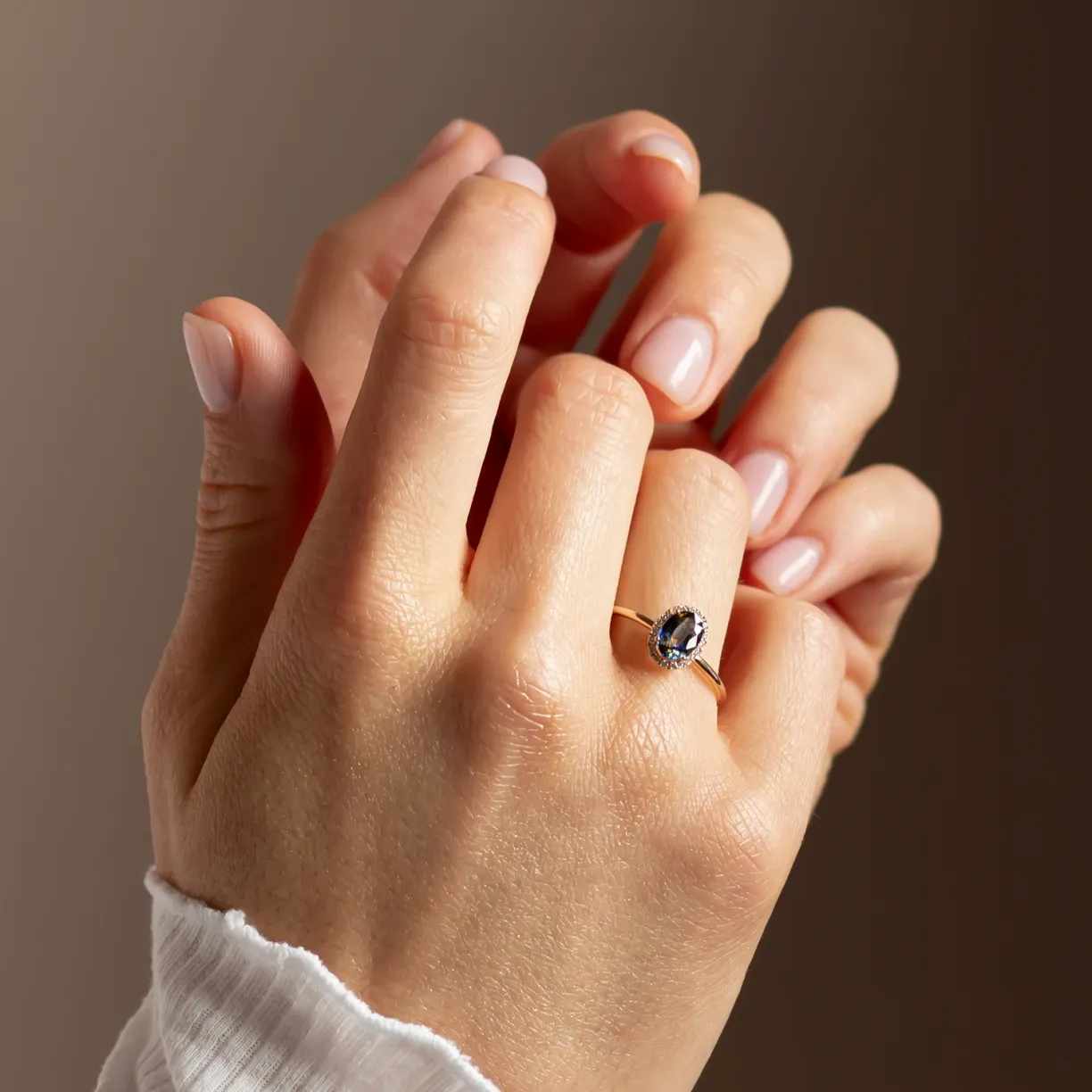 Zásnubní_prsten_se_safírem_a_diamanty_v_halo_stylu