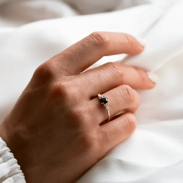 Elegantní zásnubní prsten s přírodním safírem a diamanty MAIDEN Image