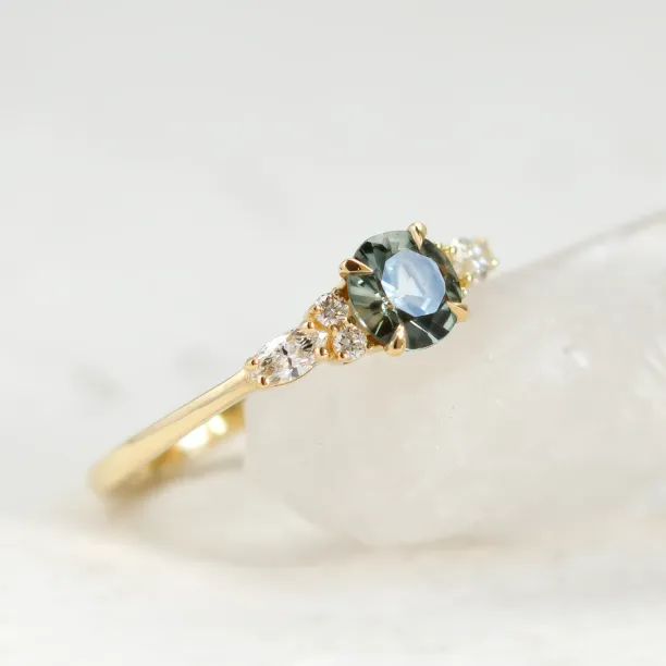 Elegantní zásnubní prsten s přírodním safírem a diamanty MAIDEN Image