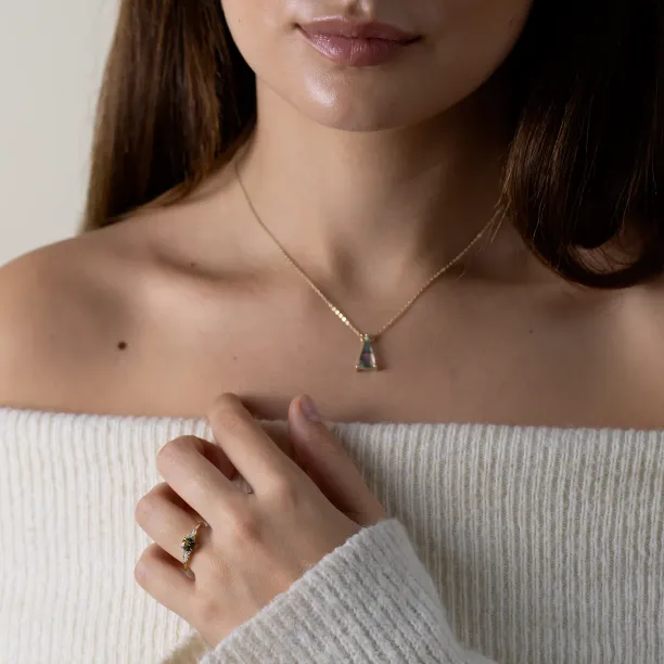 Elegantní zásnubní prsten s přírodním safírem a diamanty MAIDEN Image