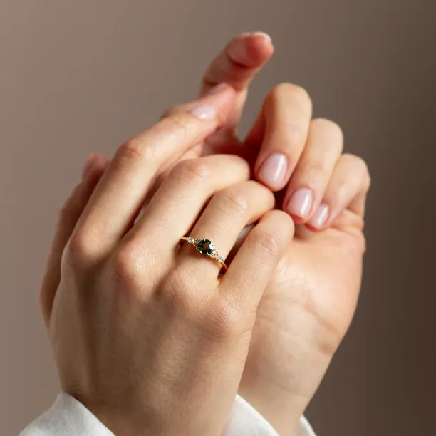 Elegantní zásnubní prsten s přírodním safírem a diamanty MAIDEN Image