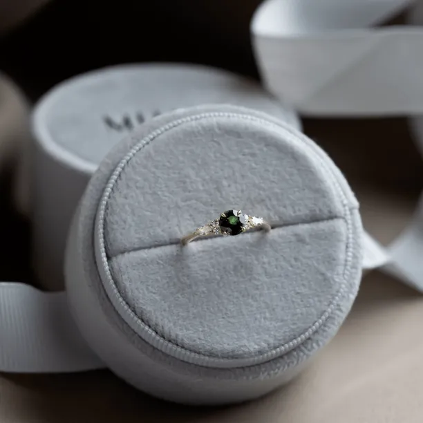 Elegantní zásnubní prsten s přírodním safírem a diamanty MAIDEN Image