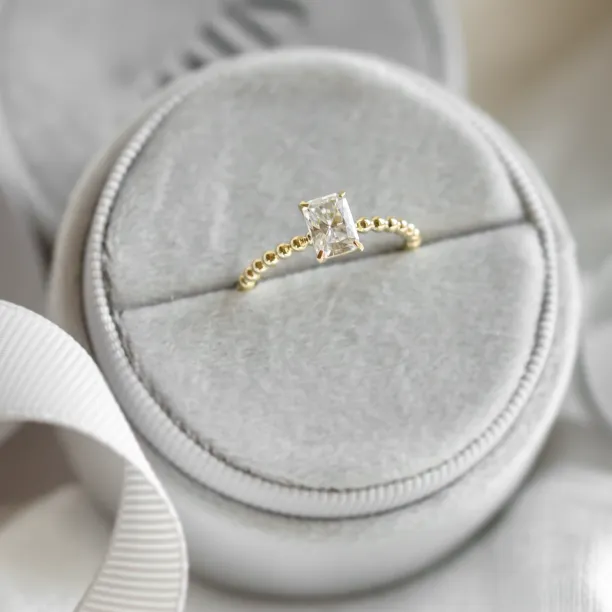 Kuličkový zásnubní prsten s radiant moissanitem CLEA Image