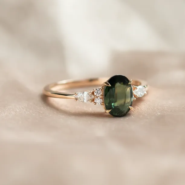 Zásnubní prsten s přírodním zeleným safírem a diamanty ETERNELLE Image