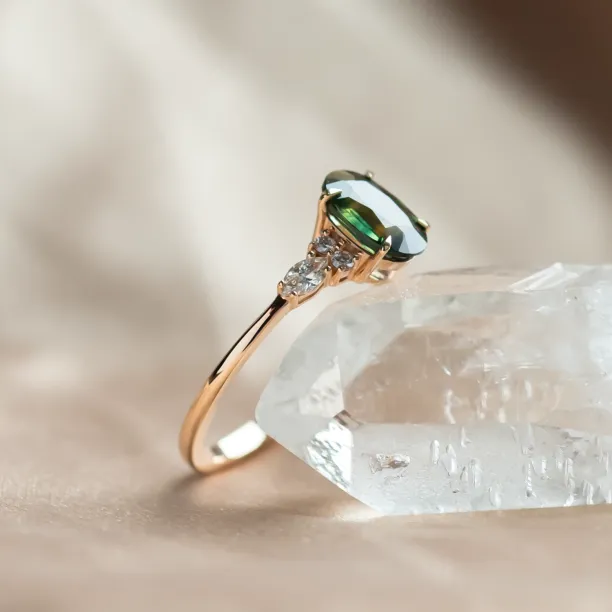 Zásnubní prsten s přírodním zeleným safírem a diamanty ETERNELLE Image