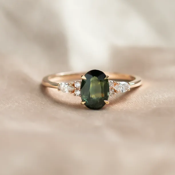 Zásnubní prsten s přírodním zeleným safírem a diamanty ETERNELLE Image