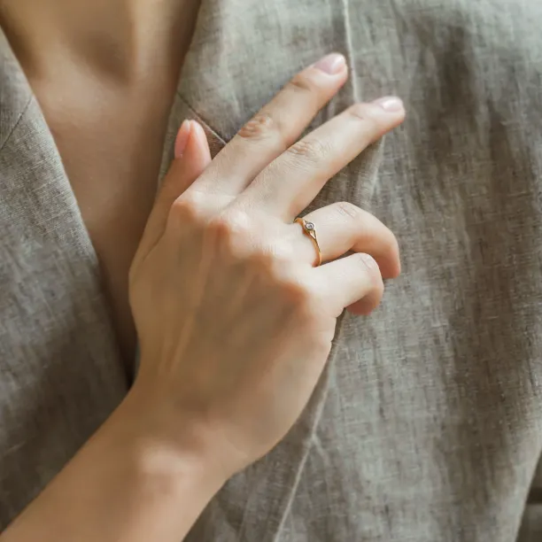 Zlatý zásnubní prsten s laboratorním diamantem INN Image