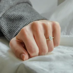 Elegantní zásnubní prsten s markýz moissanitem a obroučkou z kuliček BRYCE Thumbnail