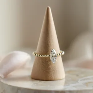 Elegantní zásnubní prsten s markýz moissanitem a obroučkou z kuliček BRYCE Thumbnail