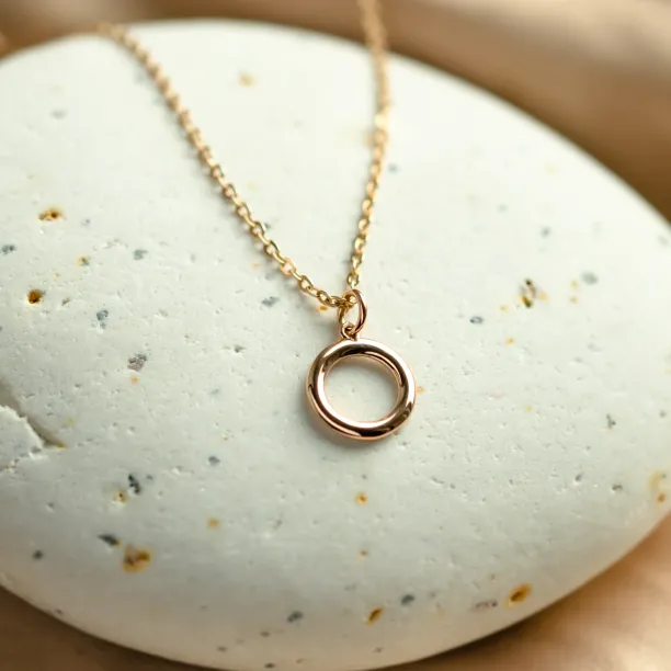 Dainty circle necklace SCARLETT Image