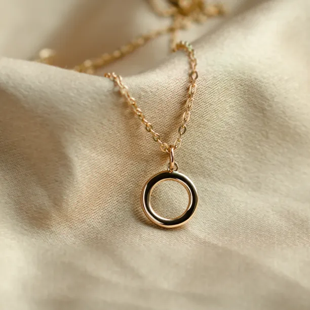 Dainty circle necklace SCARLETT Image