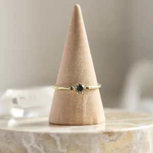 Minimalistický zásnubní prsten se salt and pepper diamanty TROIS Thumbnail