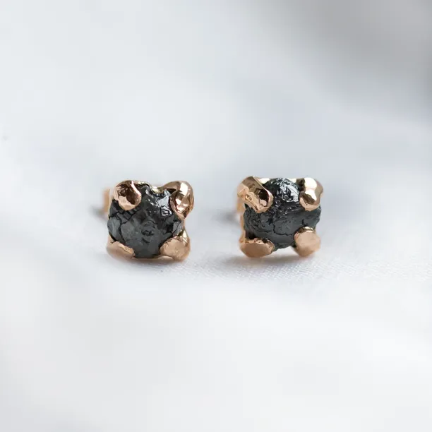 Netradiční náušnice se šedými surovými diamanty CORDELIA Image