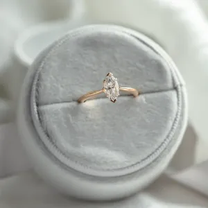 Minimalistický zlatý prsten s moissanitem ve tvaru markýz LOUISA Thumbnail