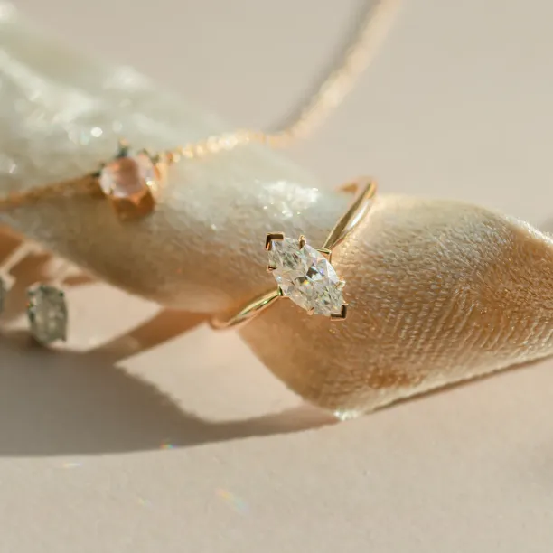 Minimalistický zlatý prsten s moissanitem ve tvaru markýz LOUISA Image