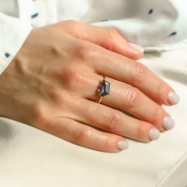 Teal sapphire engagement ring MAGNIFICA Image
